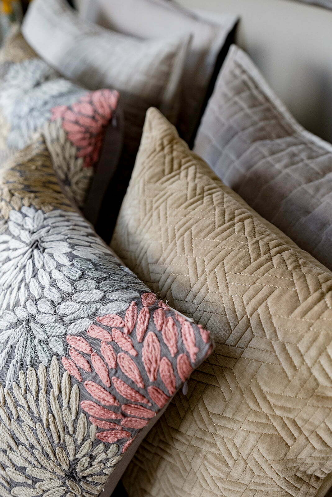 ZEUS BEIGE VELVET CUSHION COVER