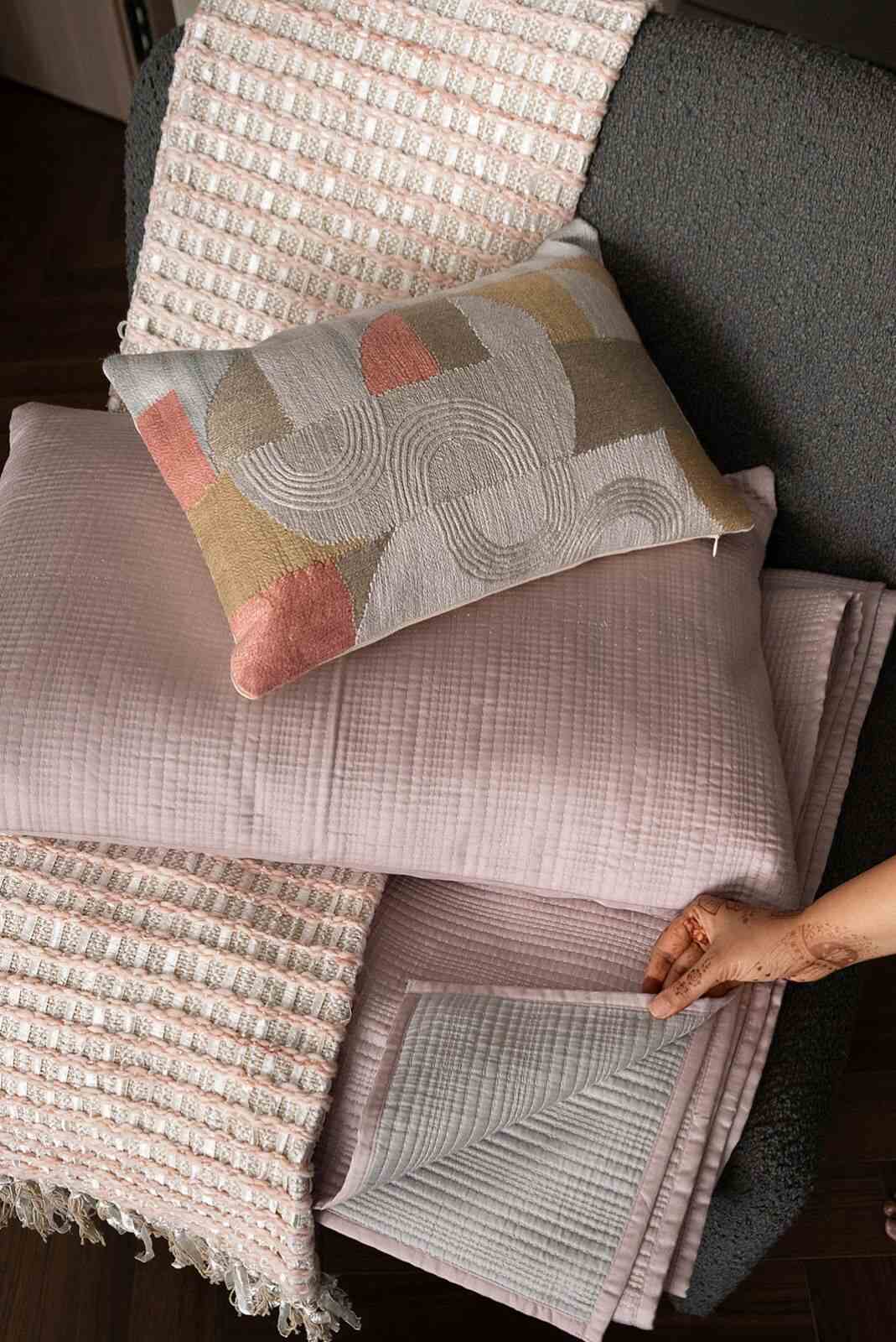 STELLA PINK THROW