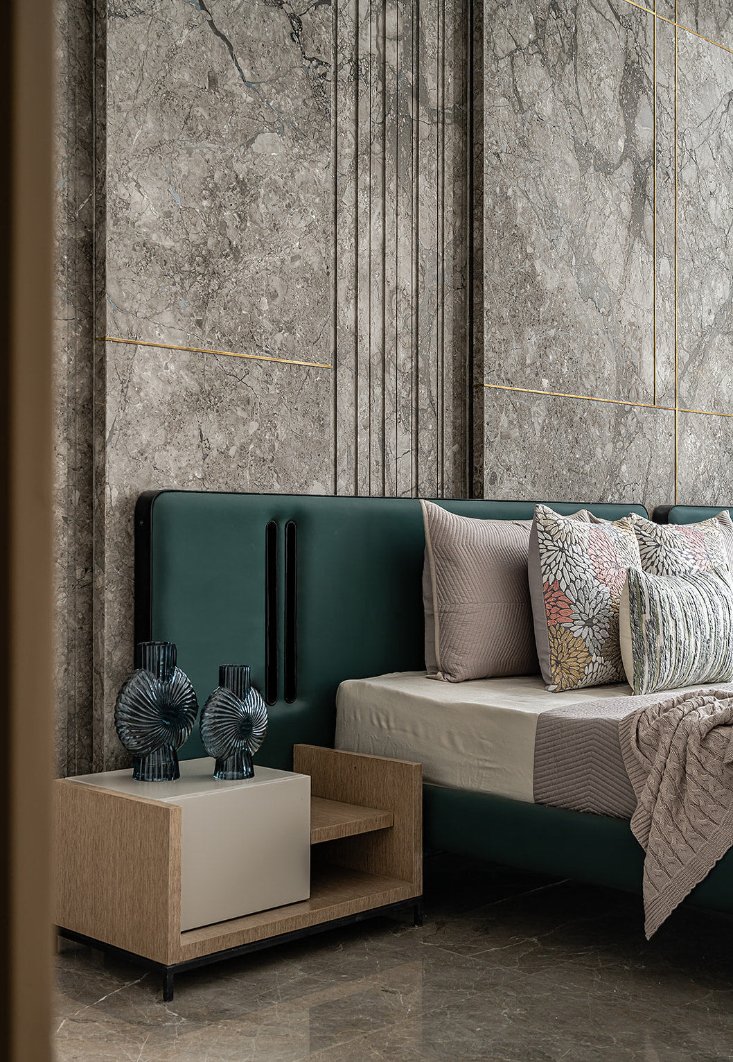 CLIMB OLIVE GREY COTTON SATIN BEDSPREAD SET